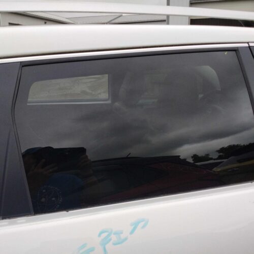 2019 JEEP CHEROKEE DOOR GLASS REAR – 1003379183